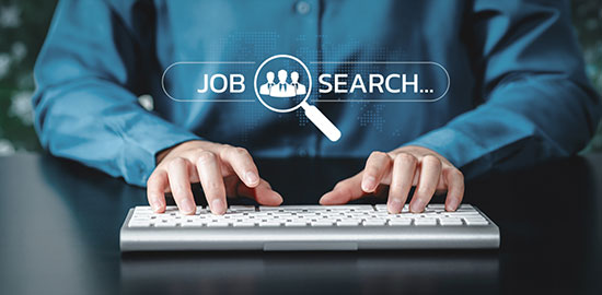 Eine Person tippt auf einer Tastatur, w&auml;hrend eine Jobsuche grafisch dargestellt ist.